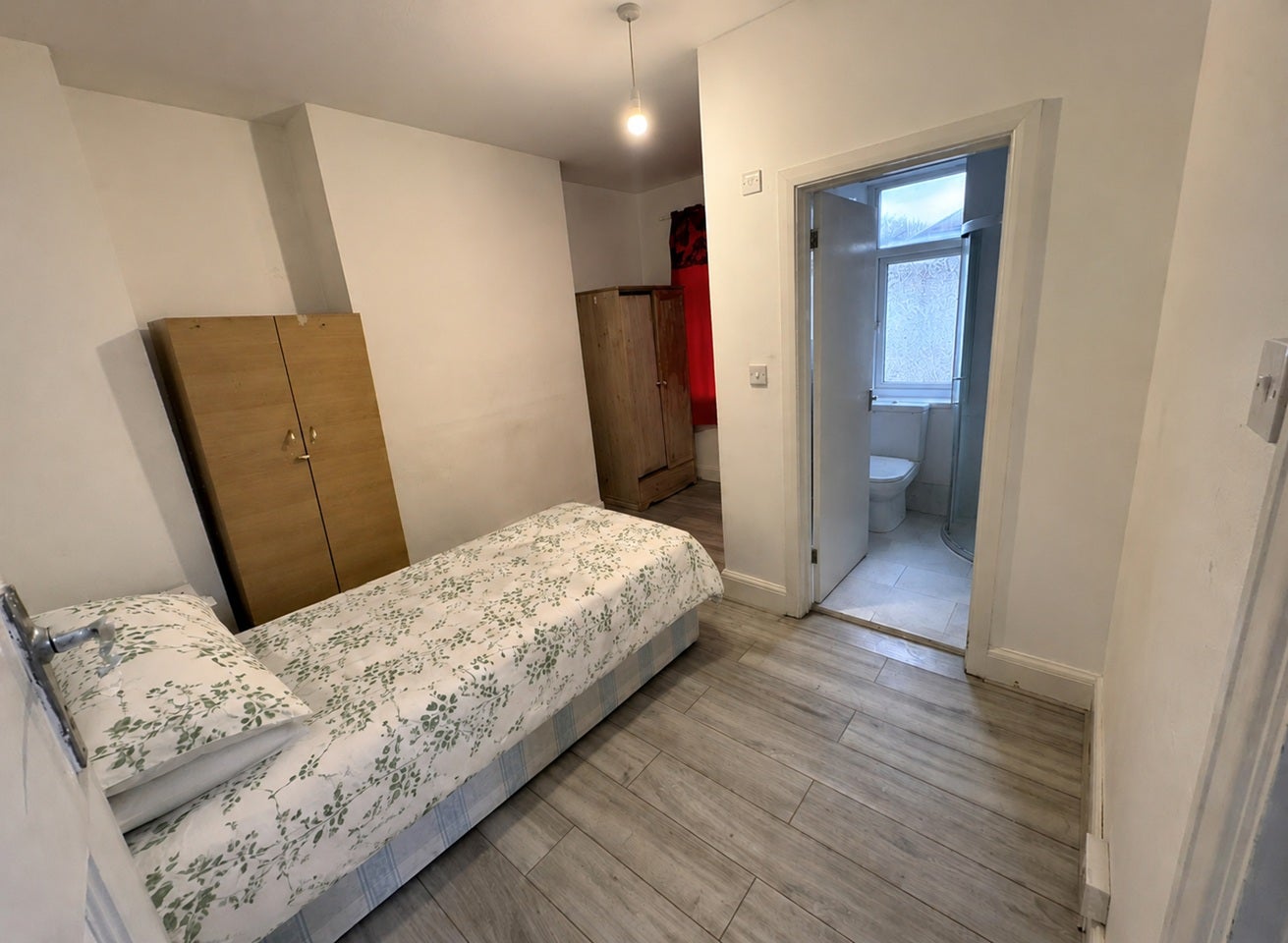 Flat Pinner Green in Greater London