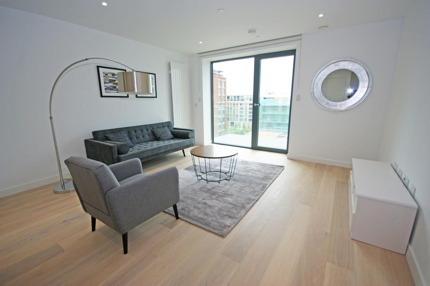 Flat Bonnet Street in Greater London
