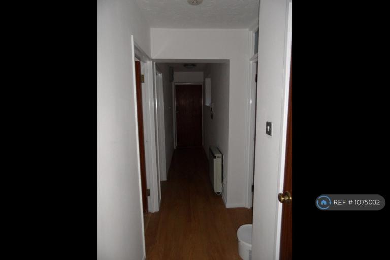 Flat Halifield Drive in Greater London