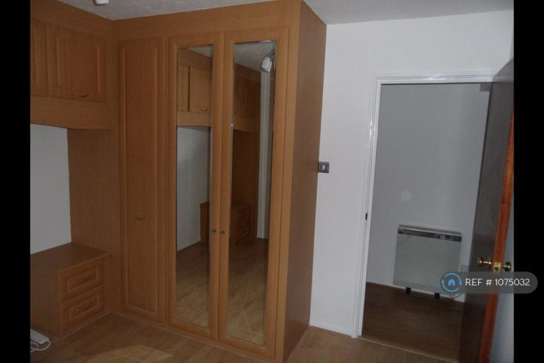 Flat Halifield Drive in Greater London