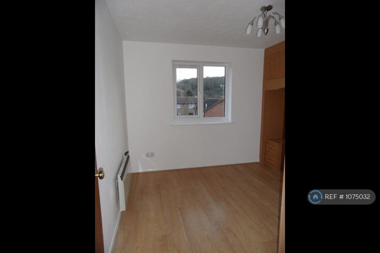 Flat Halifield Drive in Greater London