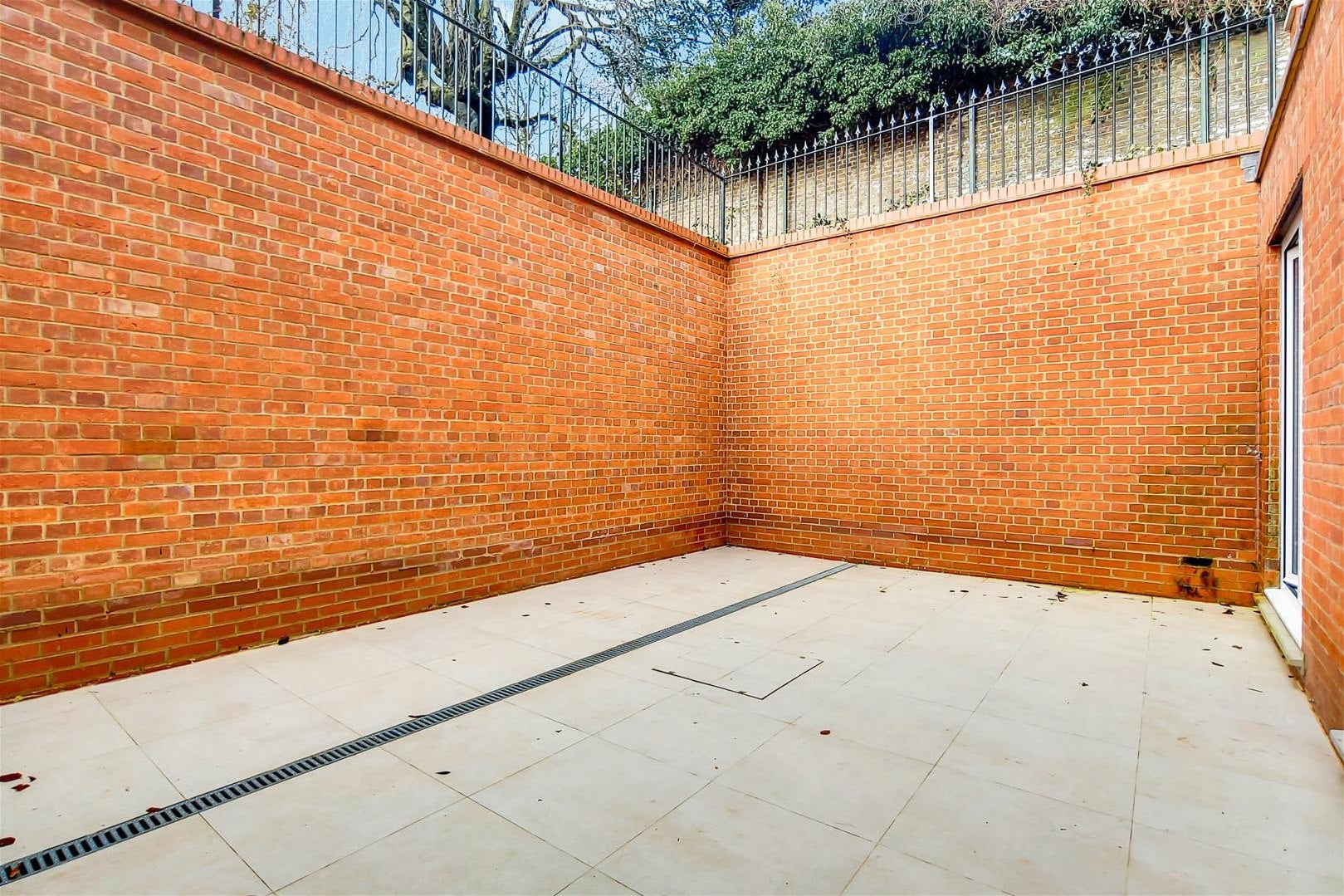 Flat Maresfield Gardens in Greater London