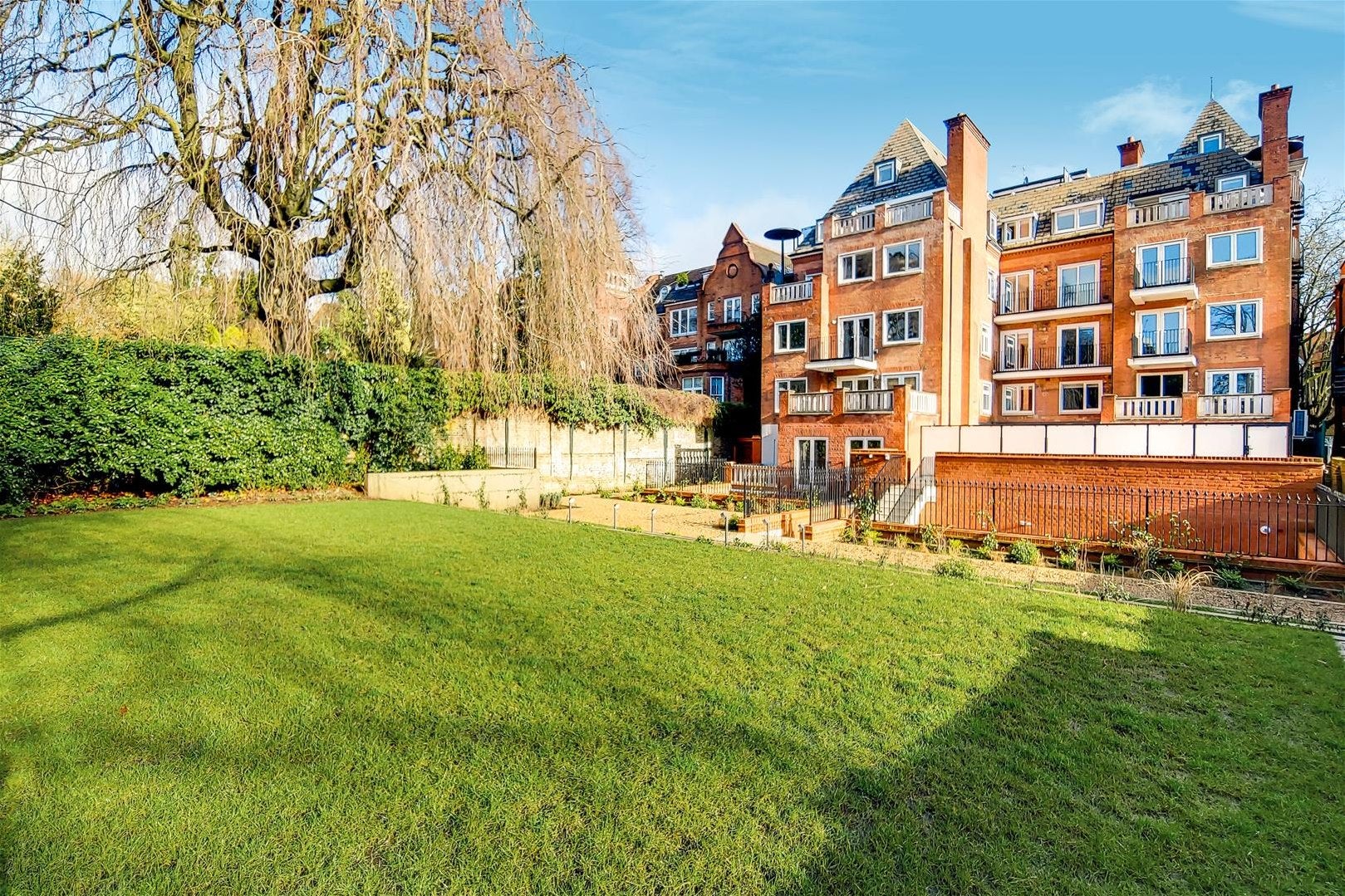 Flat Maresfield Gardens in Greater London