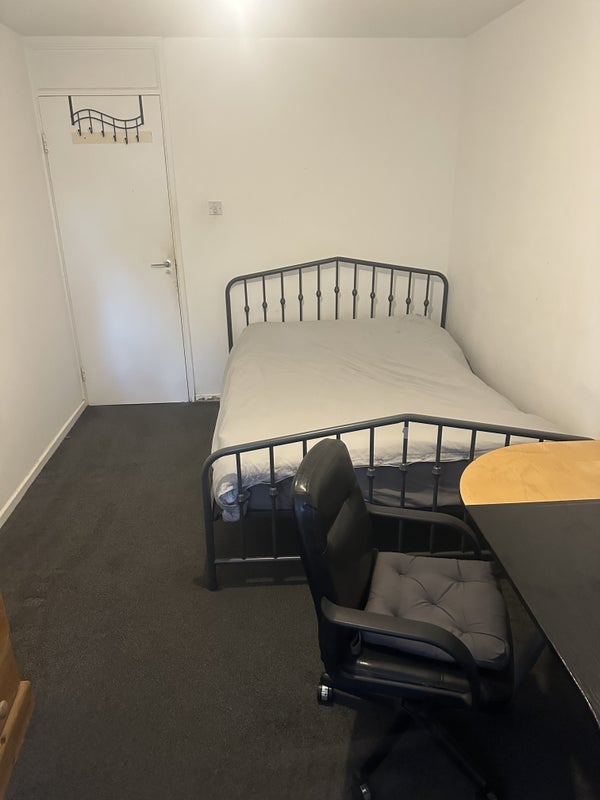 Room Dickens Lane in Greater London