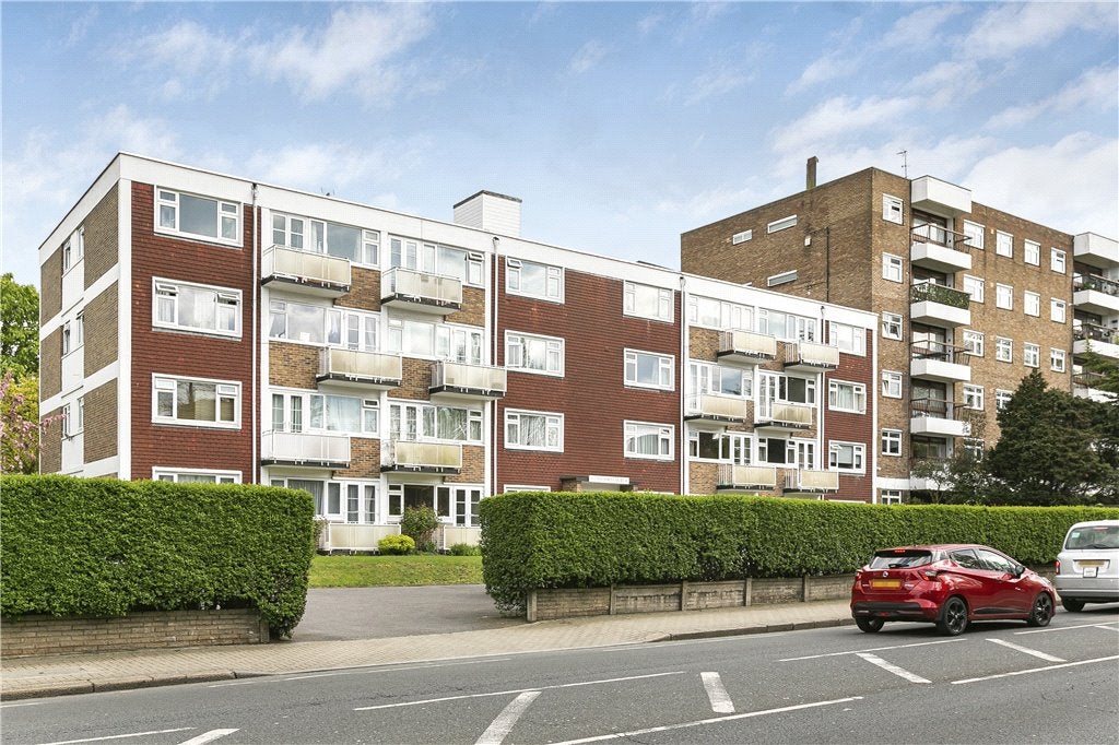 Flat Putney Hill in Greater London