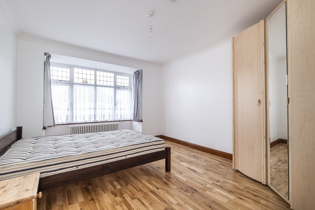 Room Taunton Avenue in Greater London