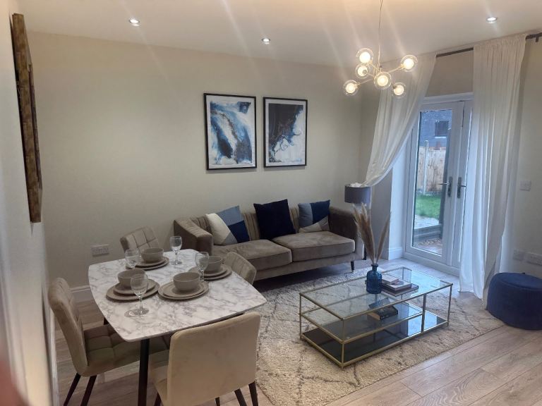 Flat Redan Road in Rushmoor