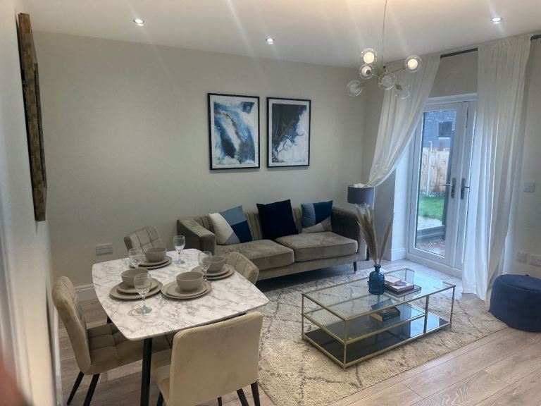 Flat Redan Road in Rushmoor