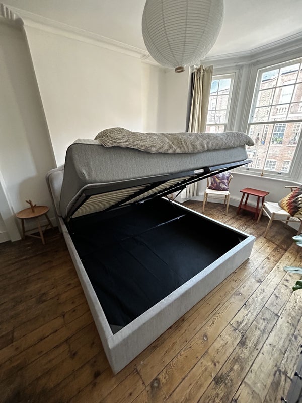 Room Morat Street in Greater London