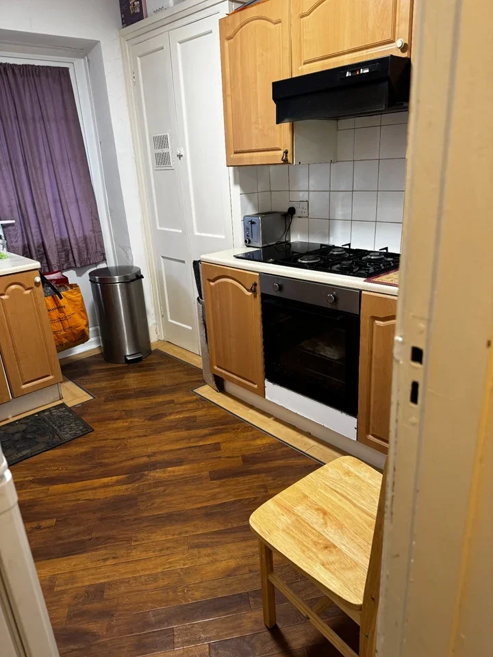 Room Barrow Road in Greater London