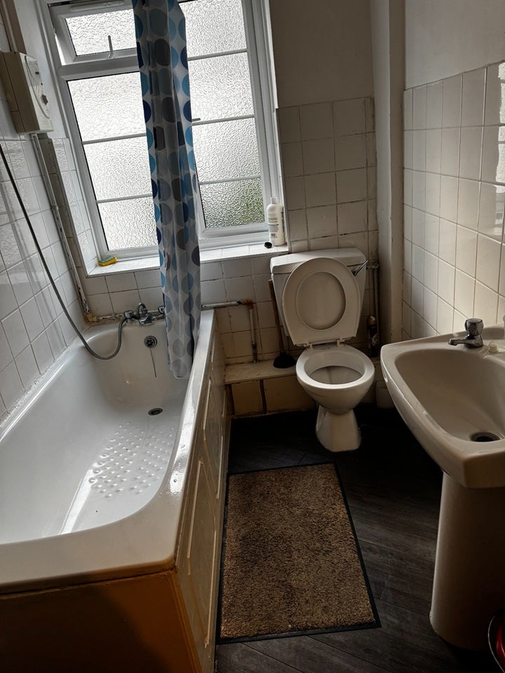 Room Barrow Road in Greater London