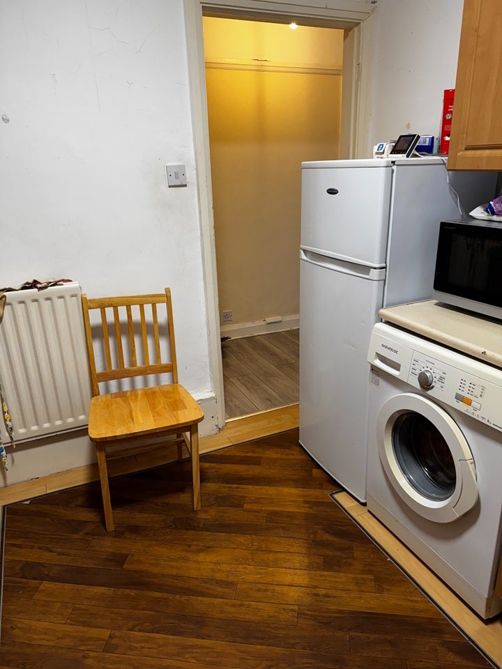 Room Barrow Road in Greater London