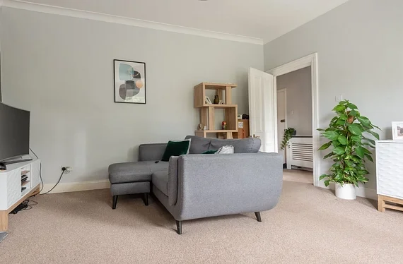 Flat Stratheden Road in Greater London