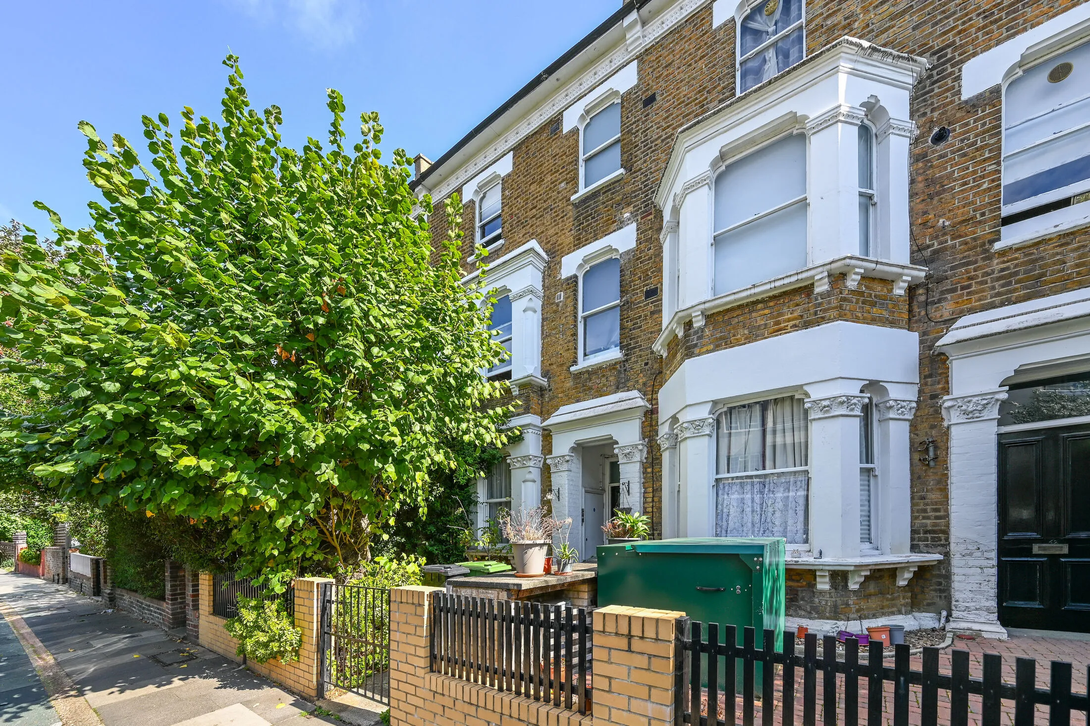 Flat Frithville Gardens in Greater London