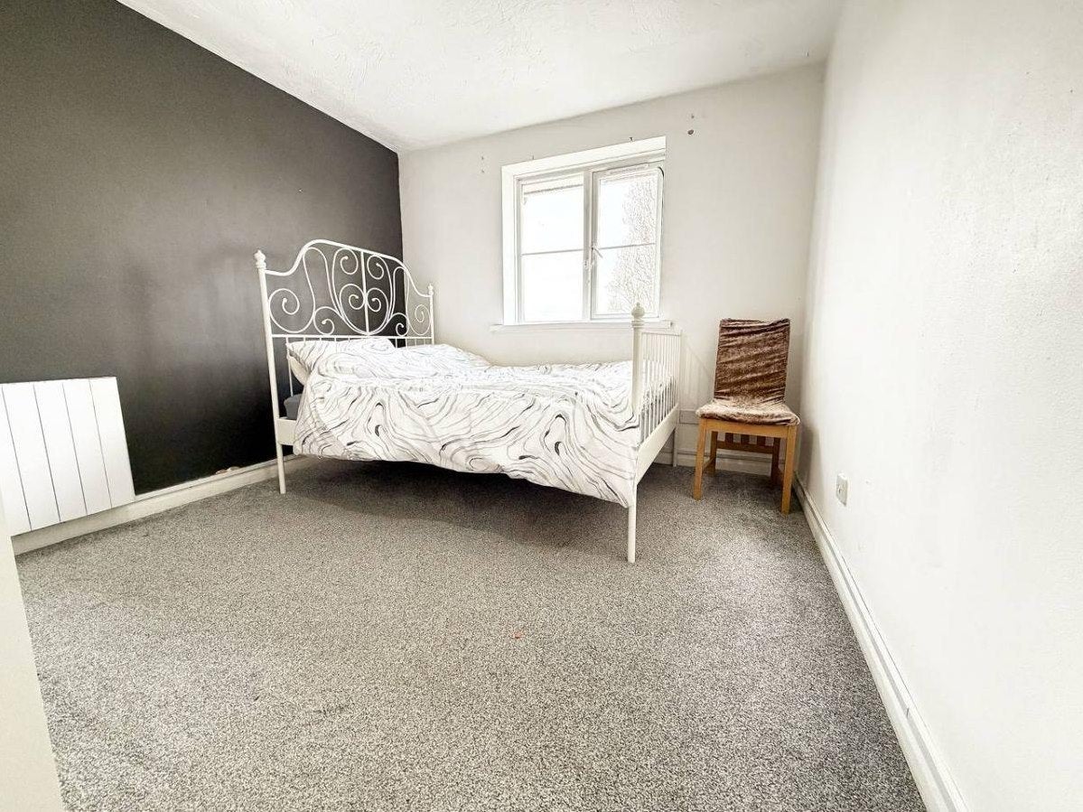 Flat Ballards Lane in Greater London