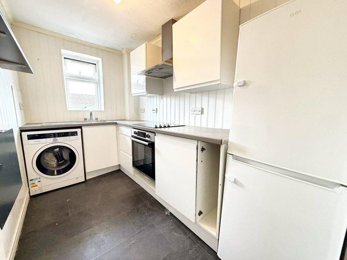 Flat Ballards Lane in Greater London