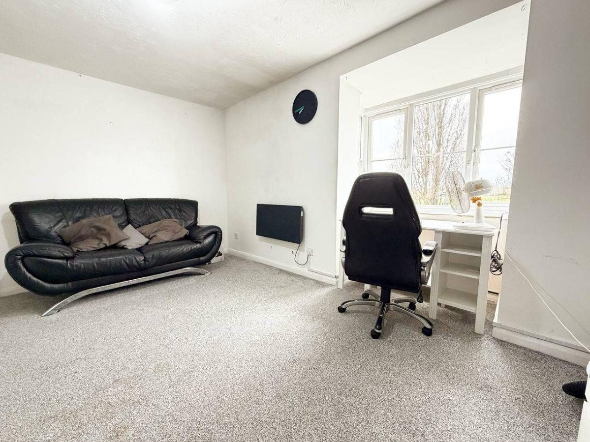 Flat Ballards Lane in Greater London