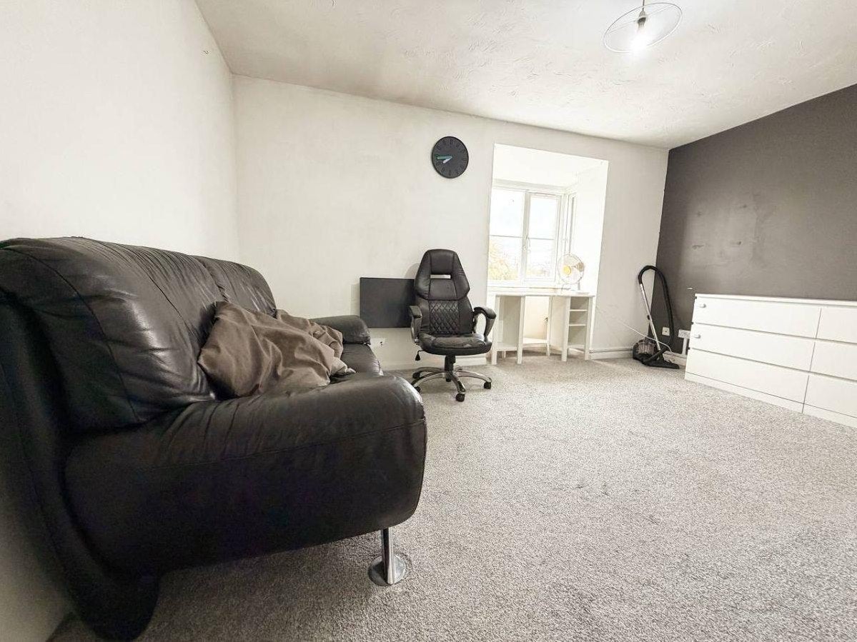 Flat Ballards Lane in Greater London