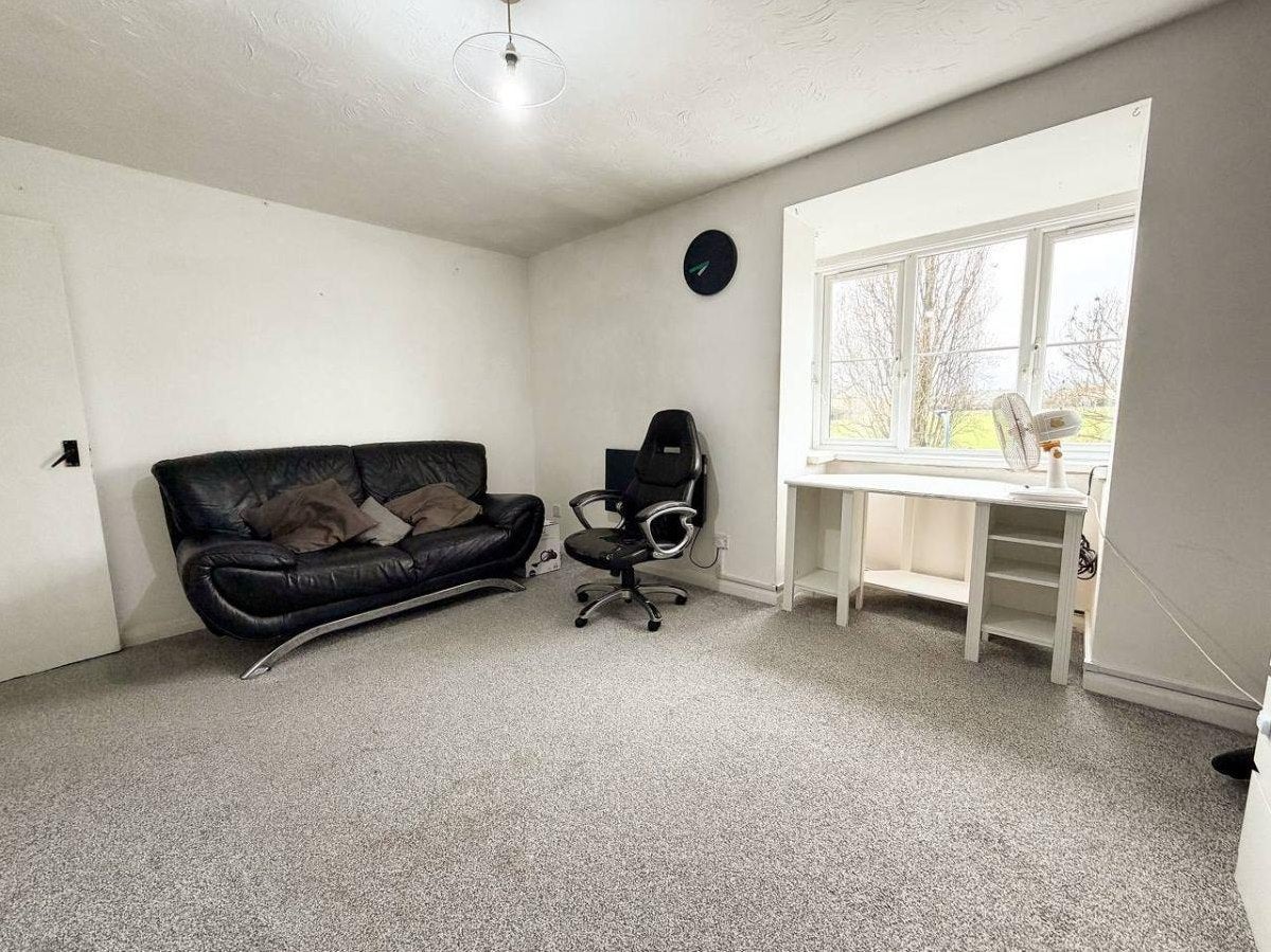 Flat Ballards Lane in Greater London