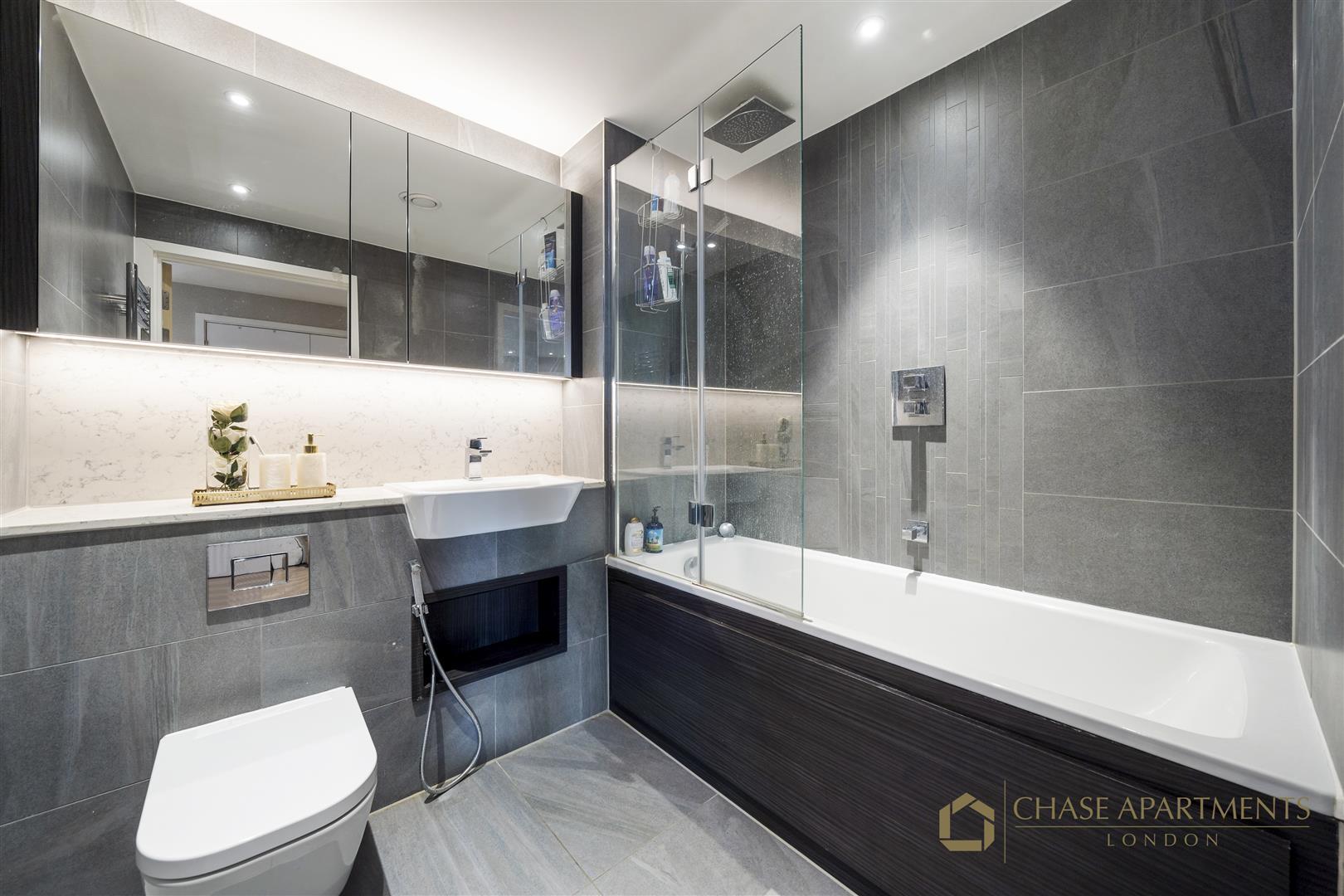 Flat New Drum Street in Greater London