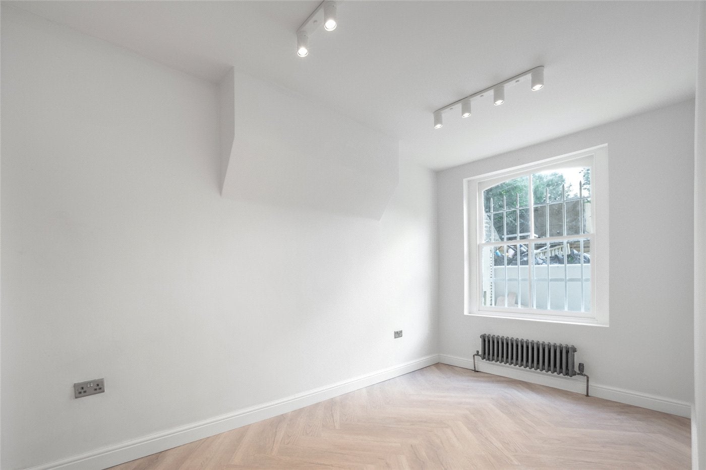 Flat Tasker Road in Greater London