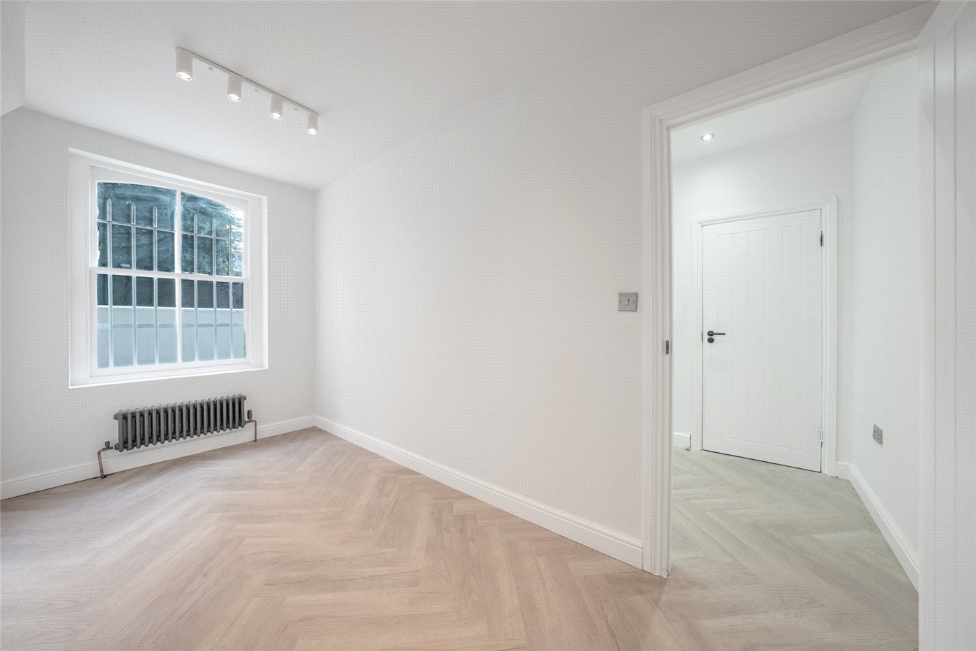 Flat Tasker Road in Greater London
