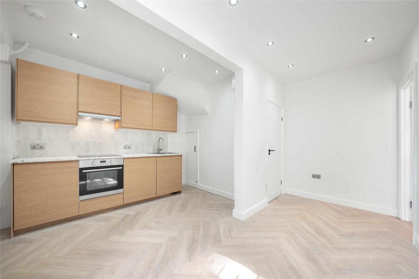 Flat Tasker Road in Greater London