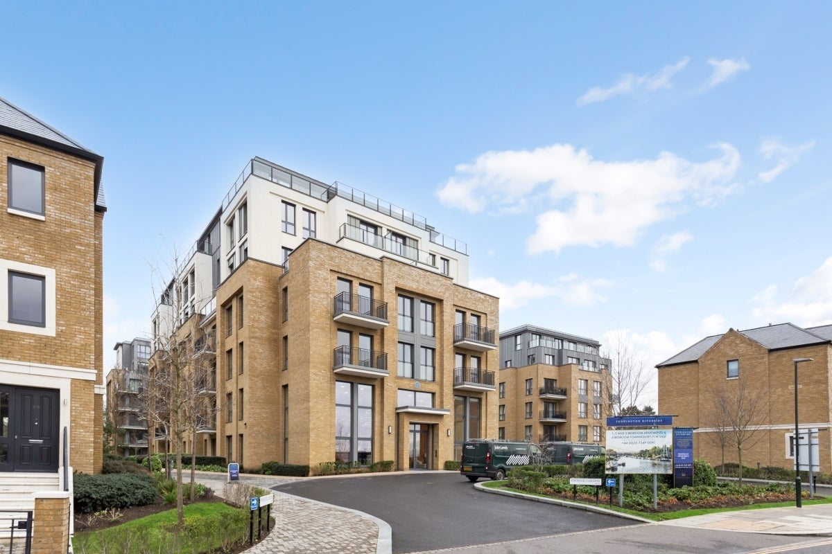 Flat Broom Road in Greater London