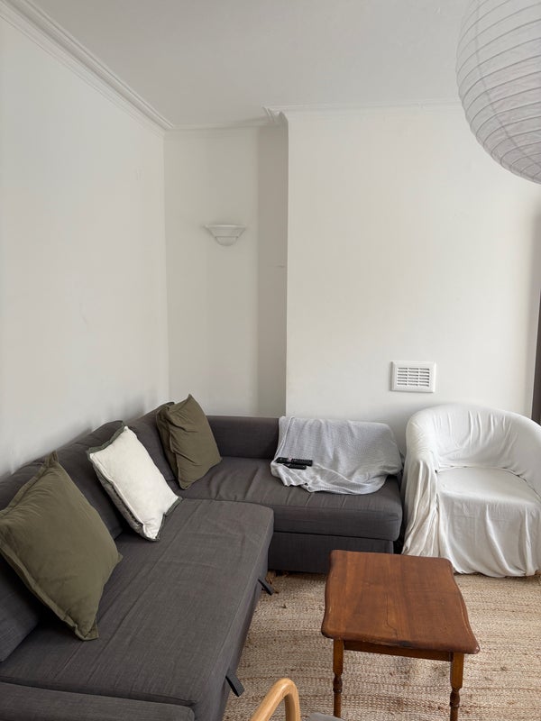 Room Ferndale Road in Greater London