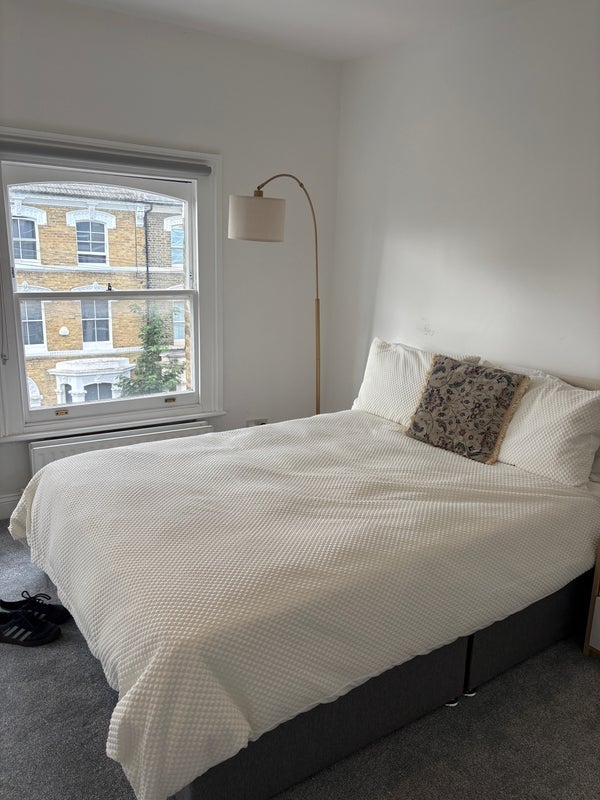 Room Ferndale Road in Greater London