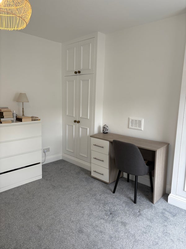 Room Ferndale Road in Greater London