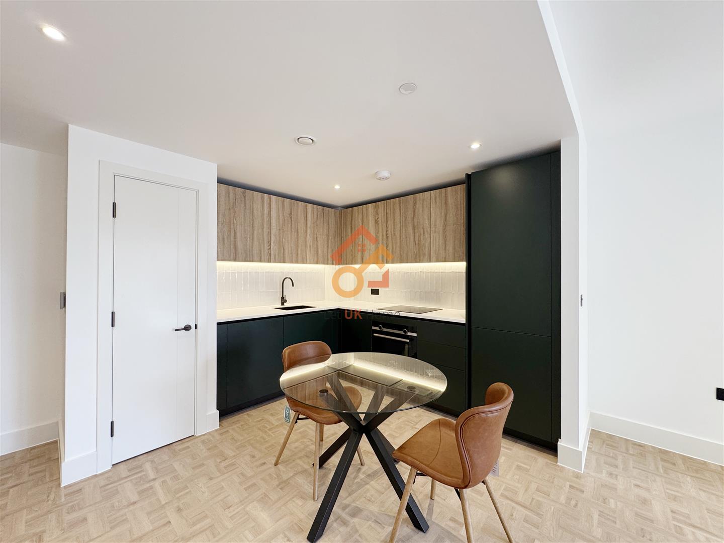 Flat Monarch Square in Greater London