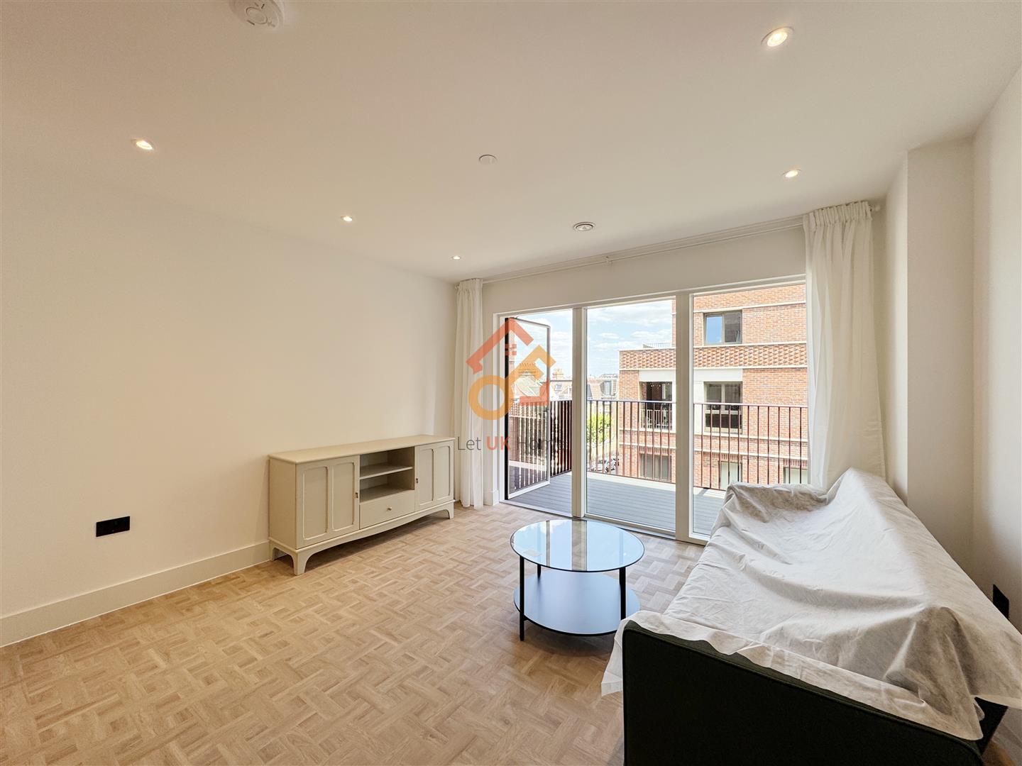 Flat Monarch Square in Greater London