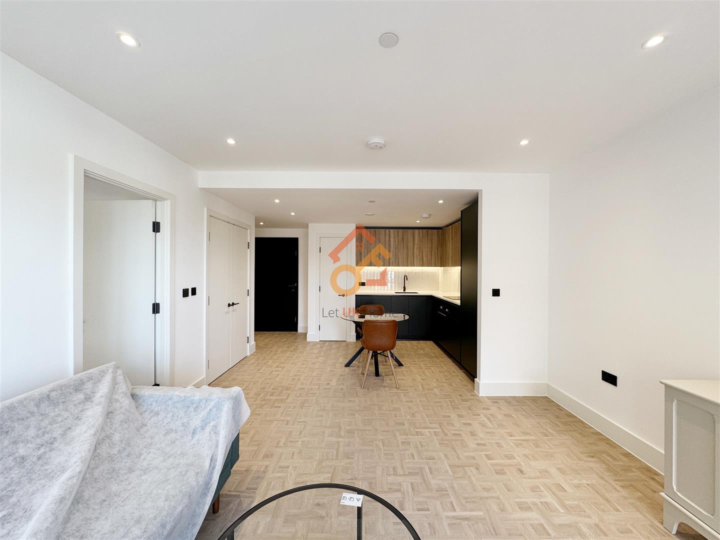 Flat Monarch Square in Greater London