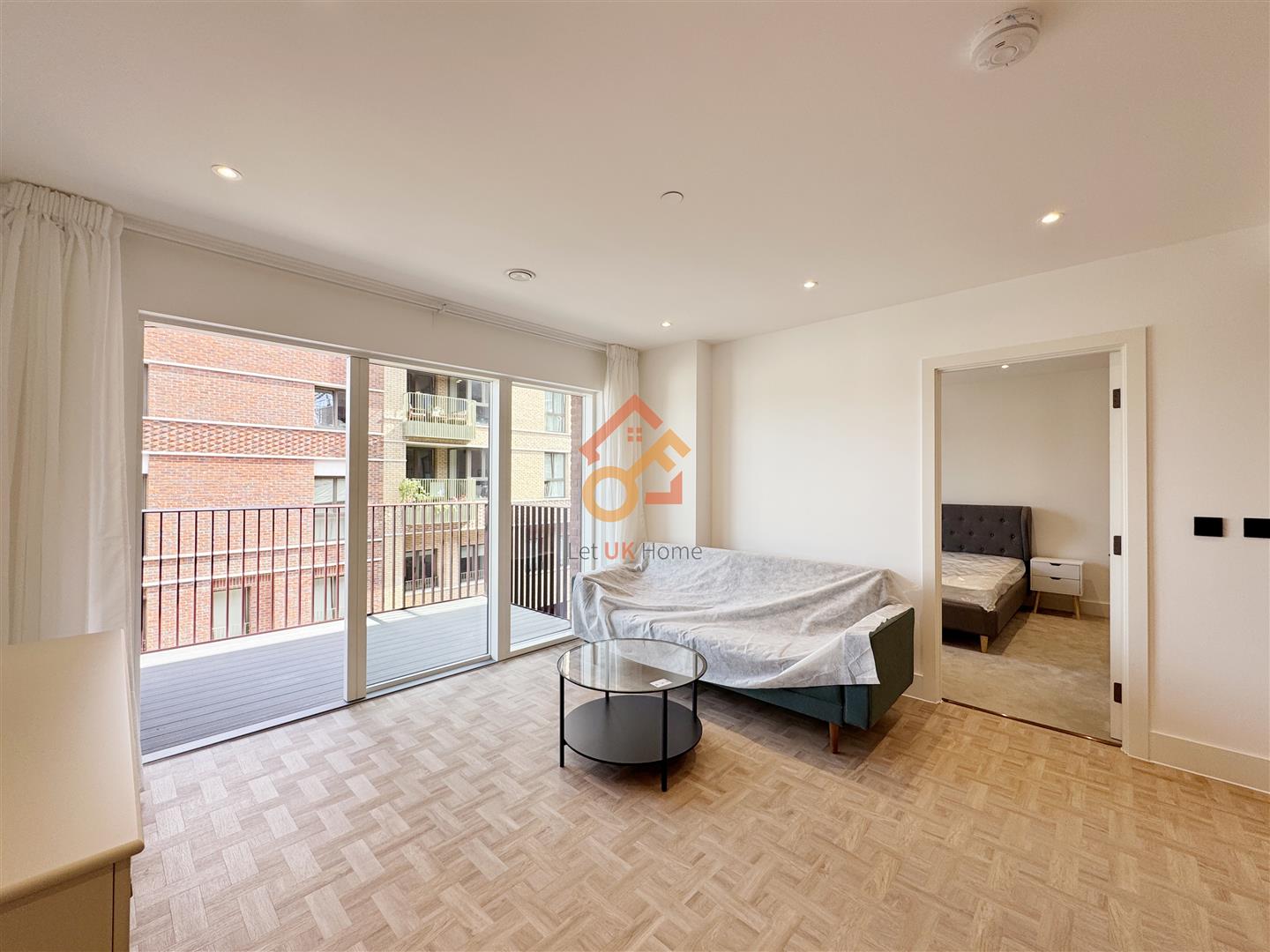 Flat Monarch Square in Greater London