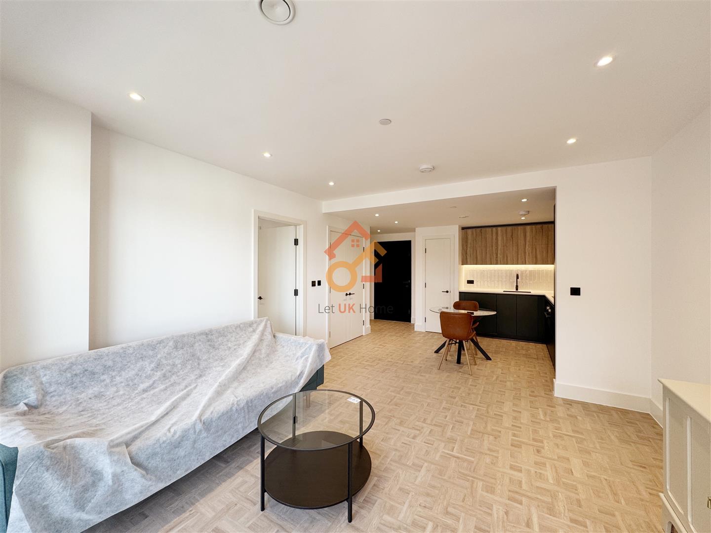 Flat Monarch Square in Greater London
