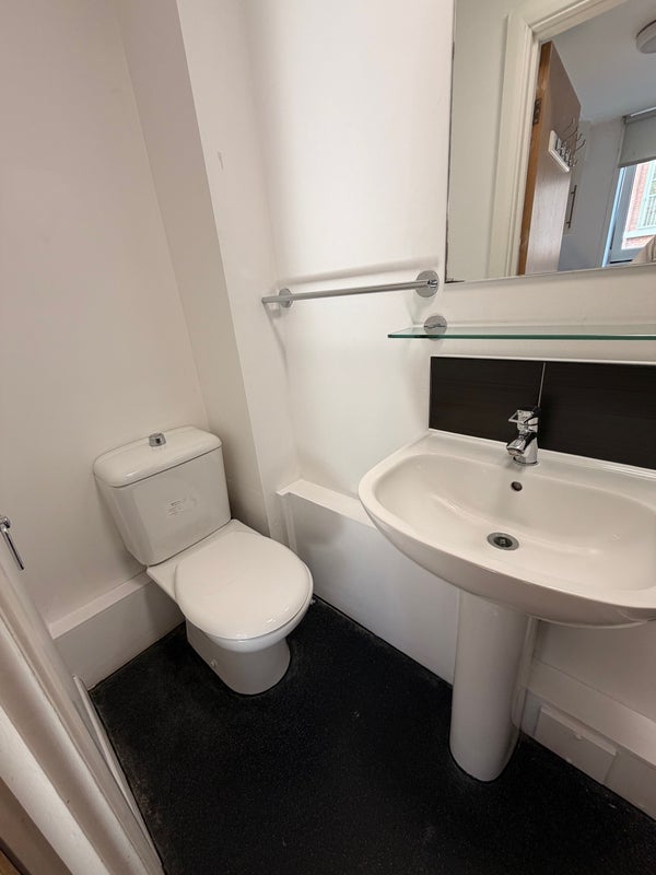 Room Kensal Road in Greater London