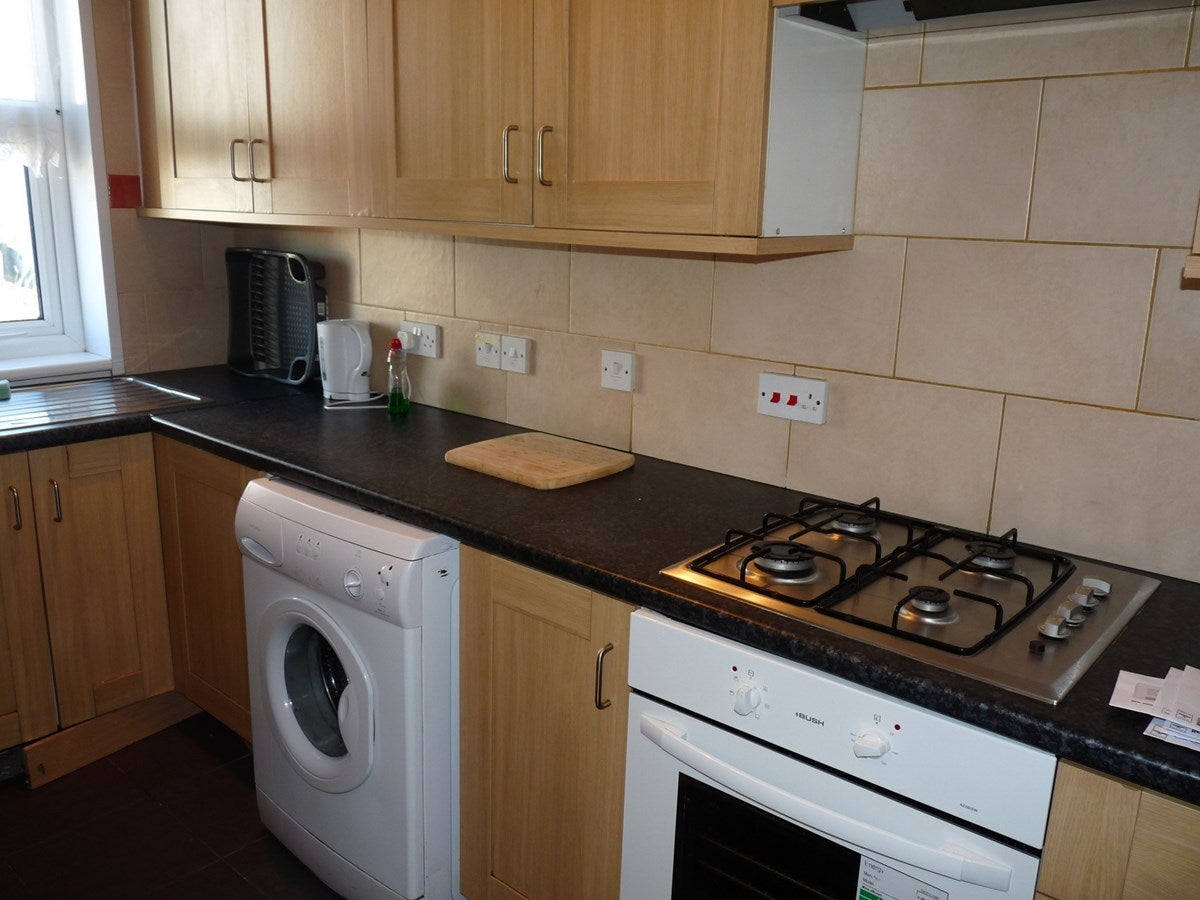 Flat Kenton Road in Greater London