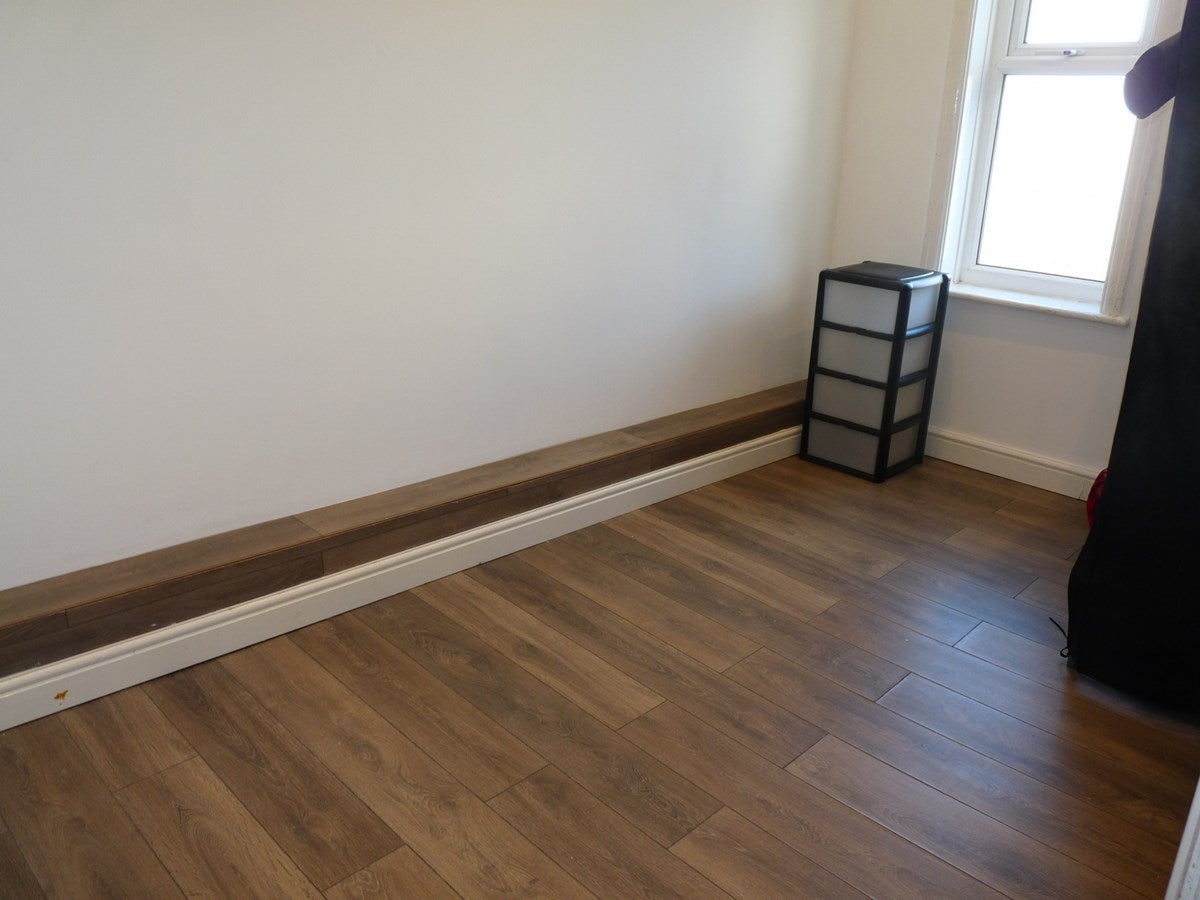 Flat Kenton Road in Greater London