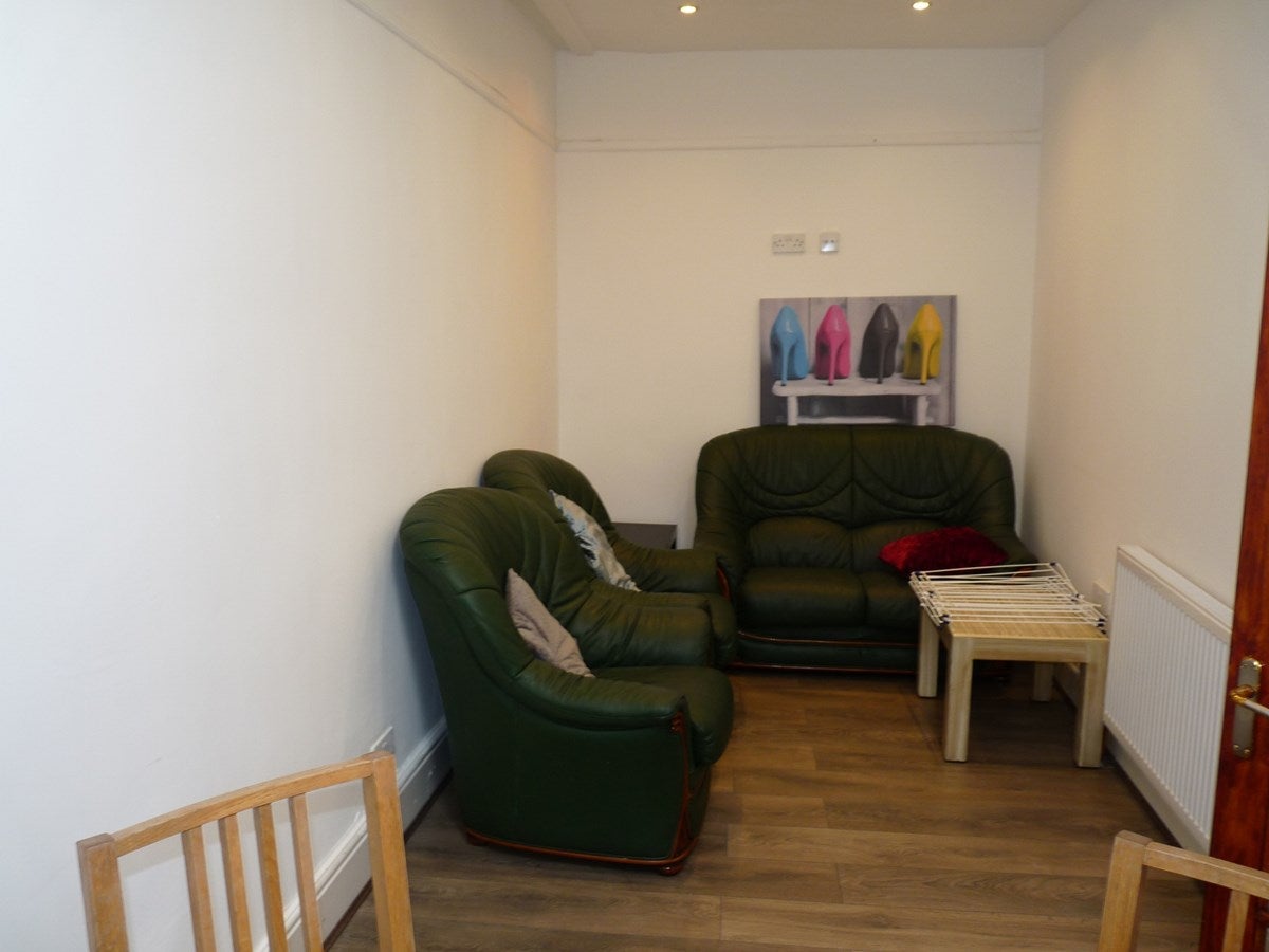 Flat Kenton Road in Greater London