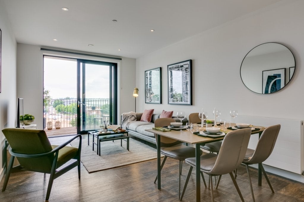 Flat Berkeley Avenue in Greater London