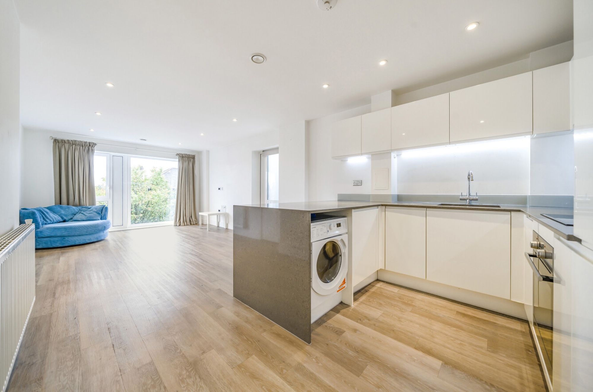 Flat Hartfield Road in Greater London