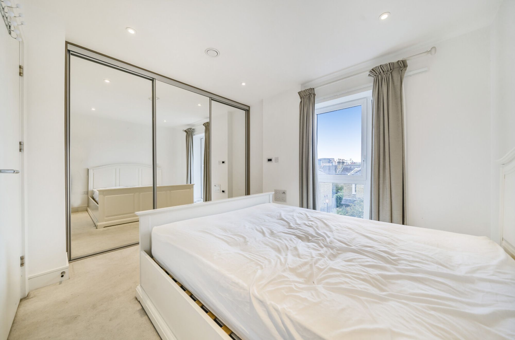 Flat Hartfield Road in Greater London