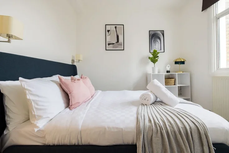 Flat Goldhawk Road in Greater London
