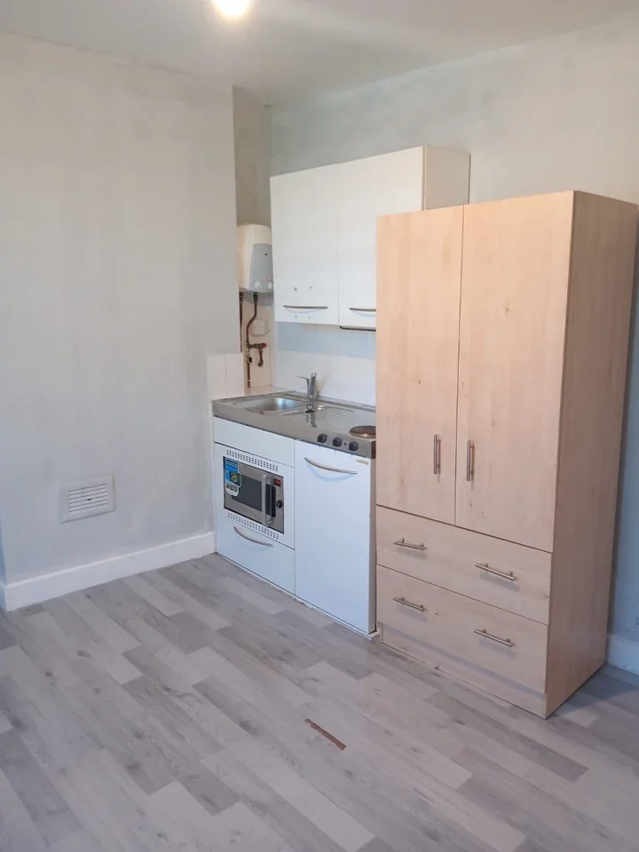 Flat Whitworth Road in Greater London