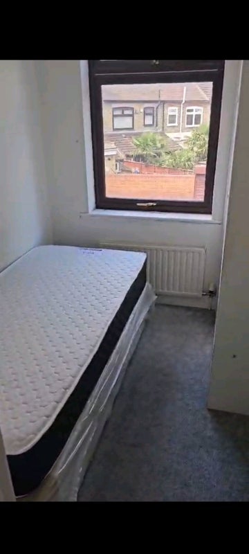 Room Tyrone Road in Greater London