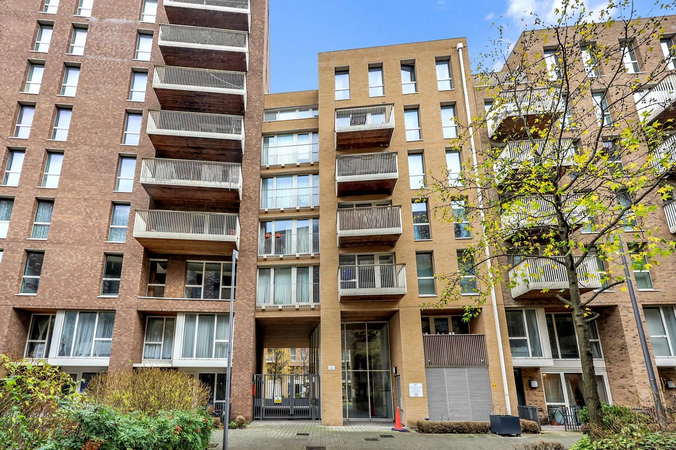 Flat Oxley Square in Greater London