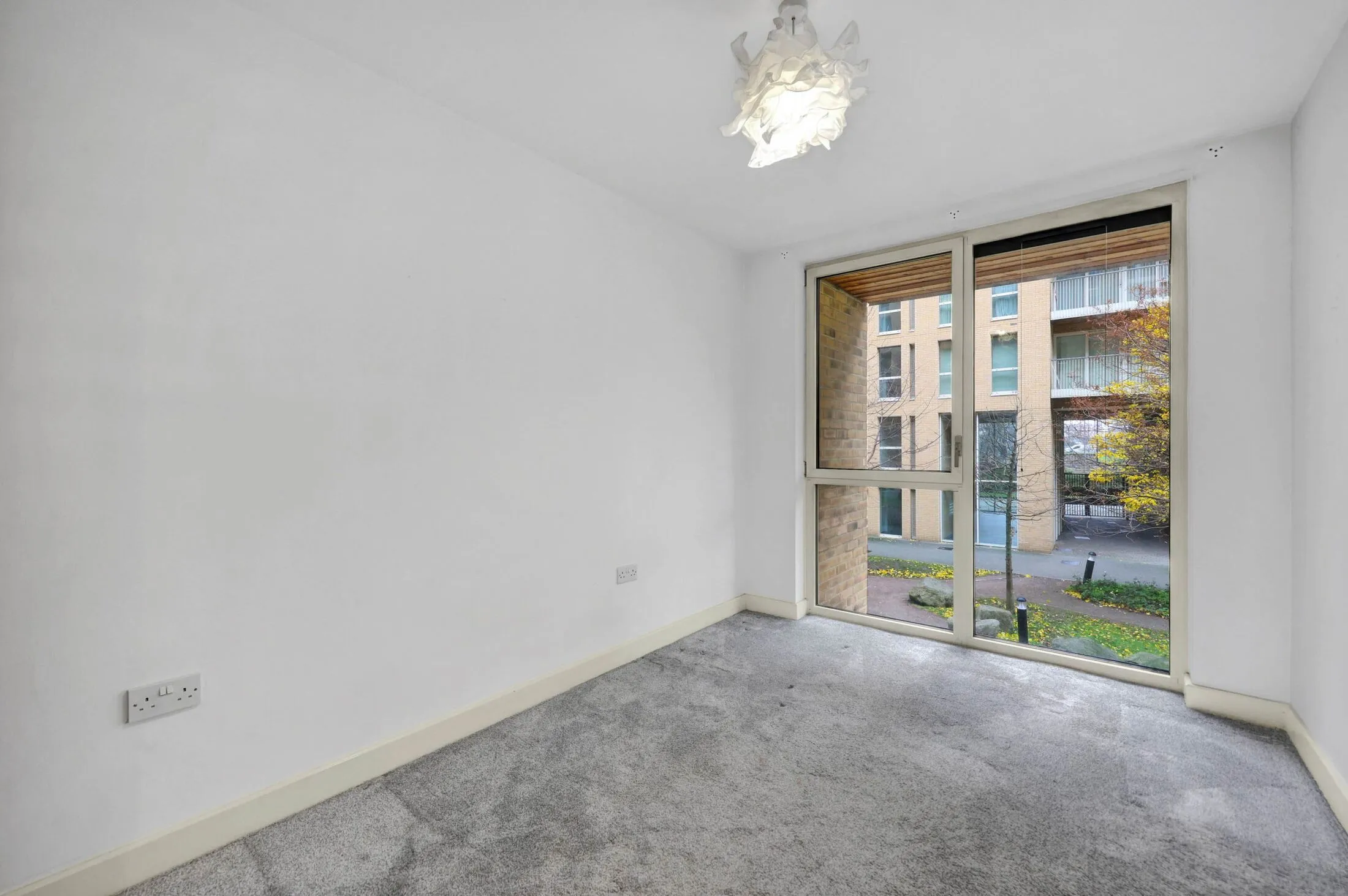 Flat Oxley Square in Greater London