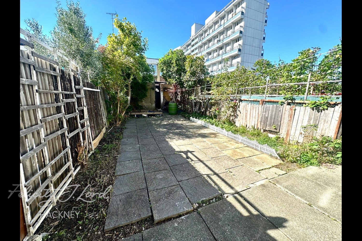 Flat Cassland Road in Greater London