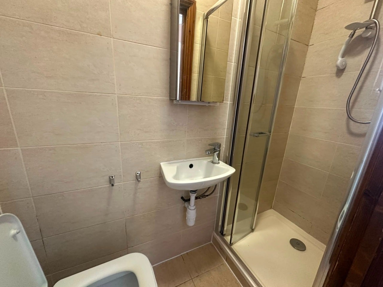 Flat Willow Lane in Greater London